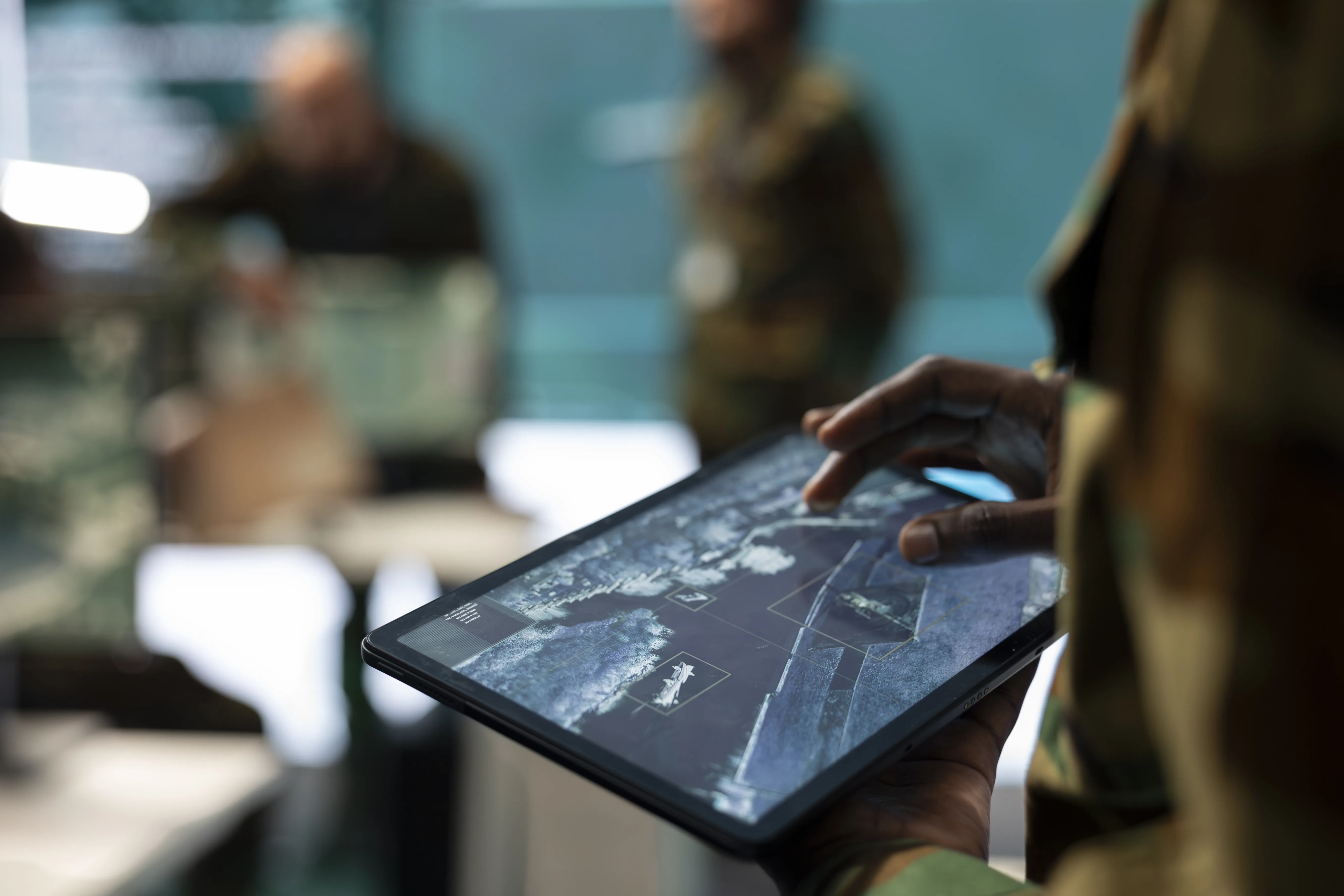 Equipo ARES analizando operaciones tácticas